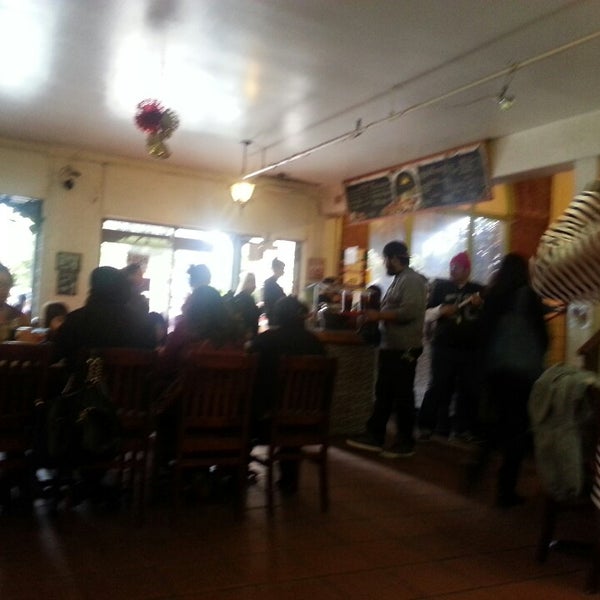 Снимок сделан в La Luz Del Dia Restaurant пользователем Manny S. 11/16/2013