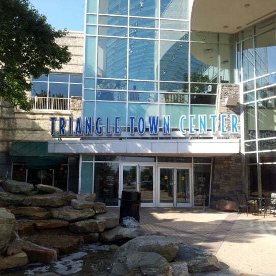รูปภาพถ่ายที่ Triangle Town Center Mall โดย Marco R. เมื่อ 9/15/2012