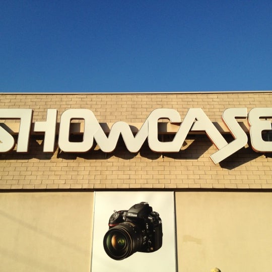 รูปภาพถ่ายที่ Showcase Inc. Photo &amp; Video โดย Erik V. เมื่อ 10/5/2012