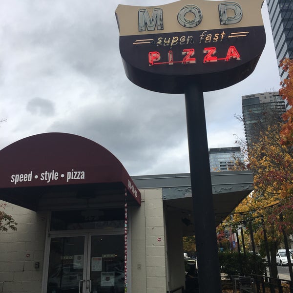 Foto diambil di Mod Pizza oleh Josh v. pada 10/25/2021