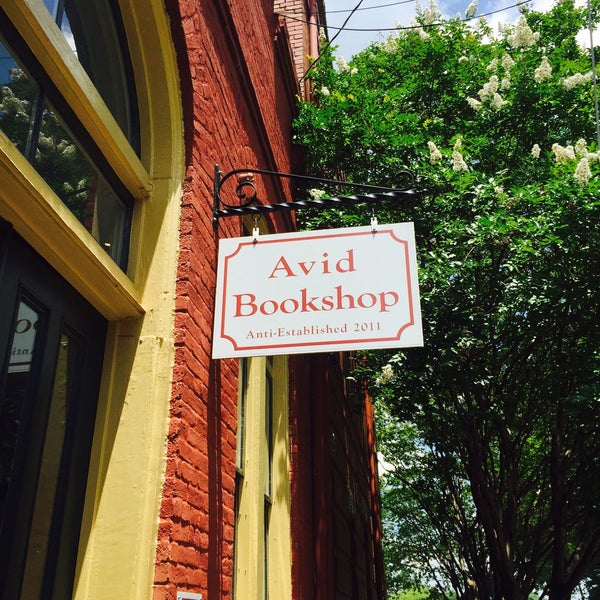 รูปภาพถ่ายที่ Avid Bookshop โดย Gabriela D. เมื่อ 6/6/2015
