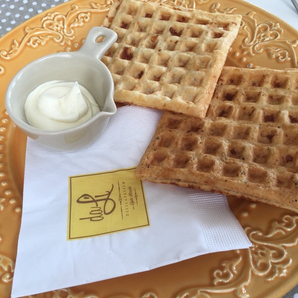 Um achado em pleno Tatuapé: massa de pão de queijo em forma de waffle! Pode vir com cream cheese, nutela ou doce de leite. Hmmm...