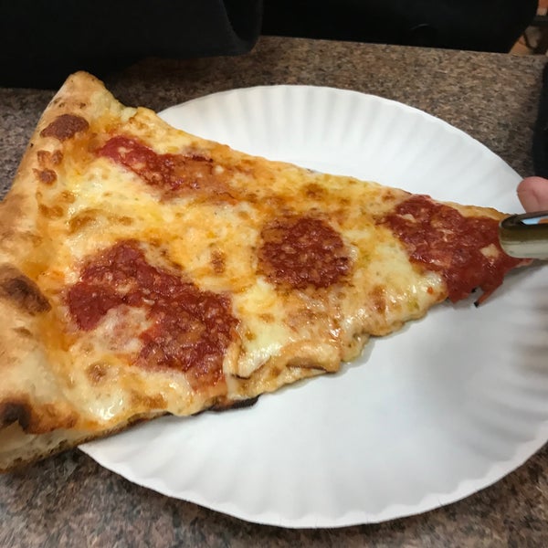 Снимок сделан в Mama&#39;s Pizzeria пользователем Phil M. 12/22/2019