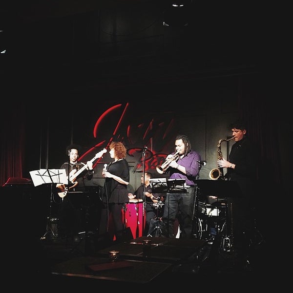 Foto tirada no(a) Jazz Bistro por Christine P. em 4/16/2014