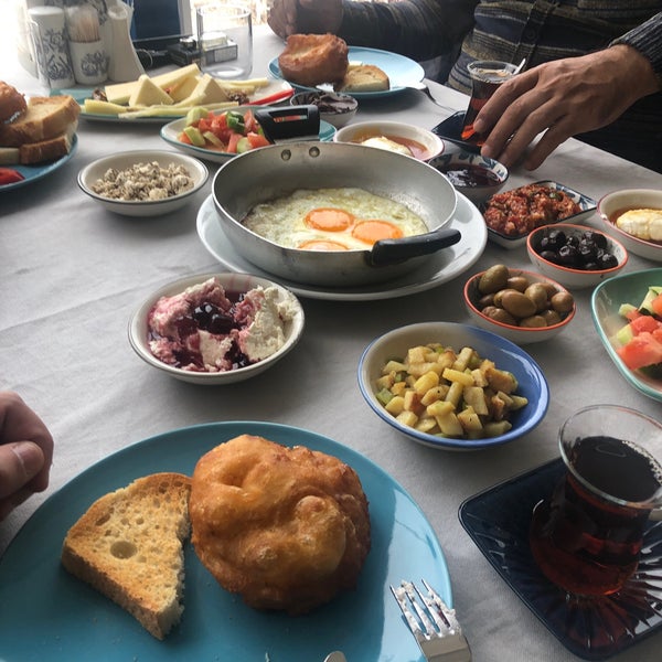 Das Foto wurde bei Denizkızı Restaurant von Aziz Ç. am 1/7/2022 aufgenommen