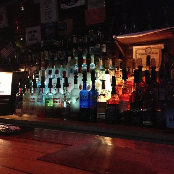 รูปภาพถ่ายที่ Ty&#39;s Bar โดย Patrick B. เมื่อ 5/10/2013