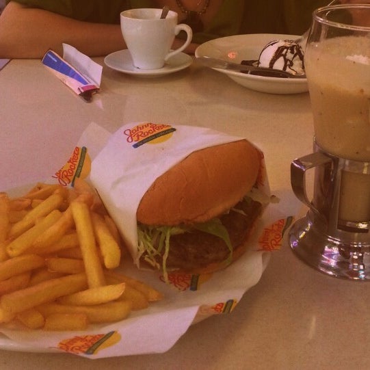 Photo taken at Johnny Rockets by Борис К. on 9/29/2013