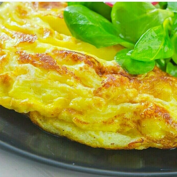 Омлет из куриных яиц. Королевский омлет. Синий омлет. Яичница перемешанная. Омлет с творогом и зеленью.