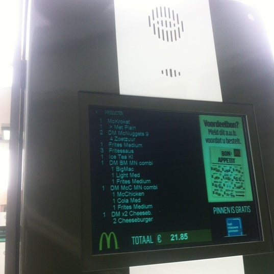รูปภาพถ่ายที่ McDonald&#39;s โดย Fabienne H. เมื่อ 11/8/2012