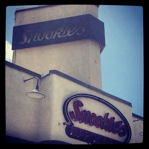 Photo prise au Snookie&#39;s Bar &amp; Grill par Aaron Chiklet A. le6/24/2013