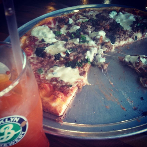 รูปภาพถ่ายที่ Evil Olive Pizza &amp; Bar โดย Masha G. เมื่อ 9/27/2014