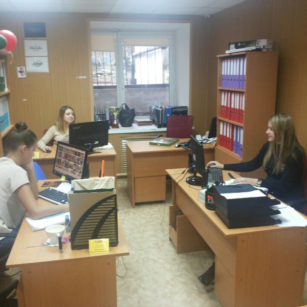 Современный офис hot-desking. Домашний офис снято на телефон. Office alex. Группа в офисе. Дизайн офиса мебель цвет бук бавария.