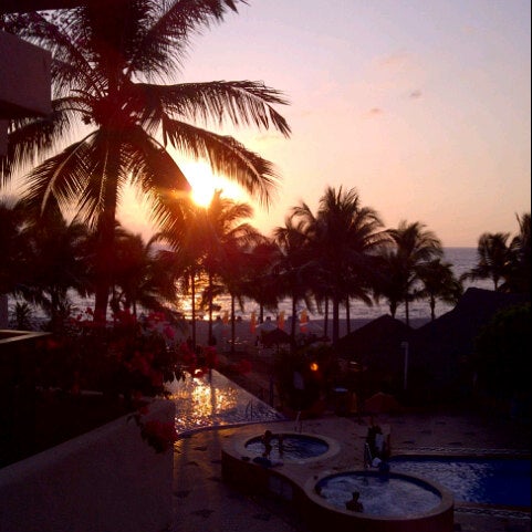 Снимок сделан в Friendly Vallarta Beach Resort &amp; Spa пользователем Carla R. 11/28/2012