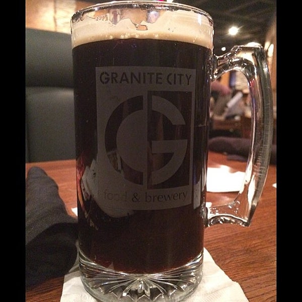 Foto diambil di Granite City Food &amp; Brewery oleh Rob E. pada 3/7/2015