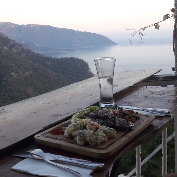 Amazing view! Food was delicious and fresh  (köfte 26 tl), great atmosphere and it's worth going there just for this stunning view!
