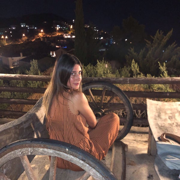 Das Foto wurde bei Akropol Cafe &amp; Bar &amp; Restaurant von Reyhan Ö. am 8/13/2019 aufgenommen