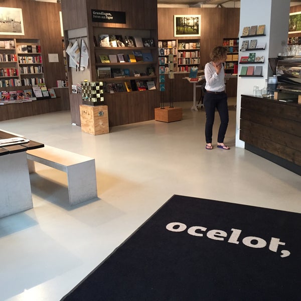 Das Foto wurde bei ocelot, not just another bookstore von Debbie am 6/29/2015 aufgenommen