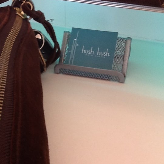 รูปภาพถ่ายที่ Hush Hush Hair Salon โดย Jennifer T. เมื่อ 11/21/2012