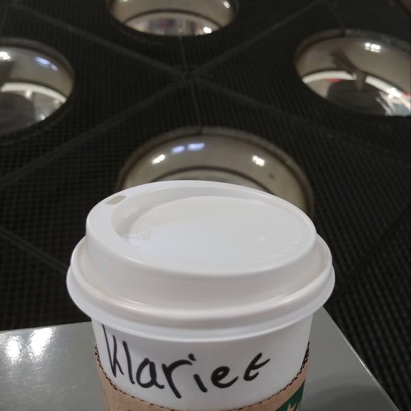Foto diambil di Starbucks oleh Klariet pada 9/27/2018