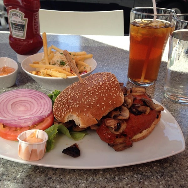 Снимок сделан в Barney&#39;s Gourmet Hamburgers пользователем Ezgi T. 8/26/2014