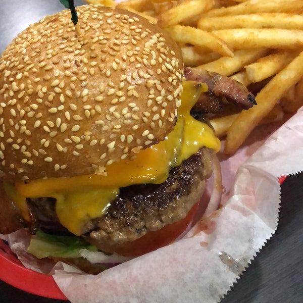 Photo taken at Pearl&#39;s Deluxe Burgers by Rafa G. on 2/14/2019