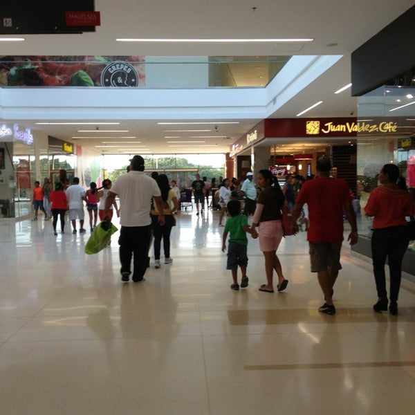 รูปภาพถ่ายที่ Mall Plaza El Castillo โดย Ricardo A. เมื่อ 1/20/2013