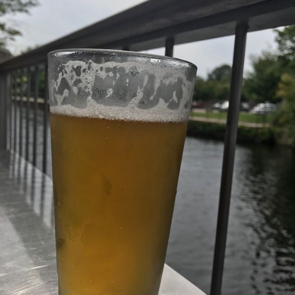 Foto scattata a Bridge Restaurant [Raw Bar] and River Patio da Kenny G. il 8/14/2017