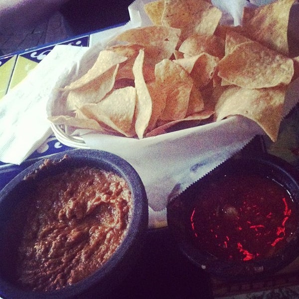 Foto scattata a Los Toros Mexican Restaurant da Shannon M. il 4/11/2013