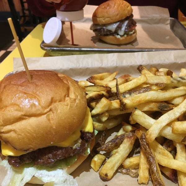 Foto tomada en MOOYAH Burgers, Fries &amp; Shakes  por Lena C. el 11/10/2015