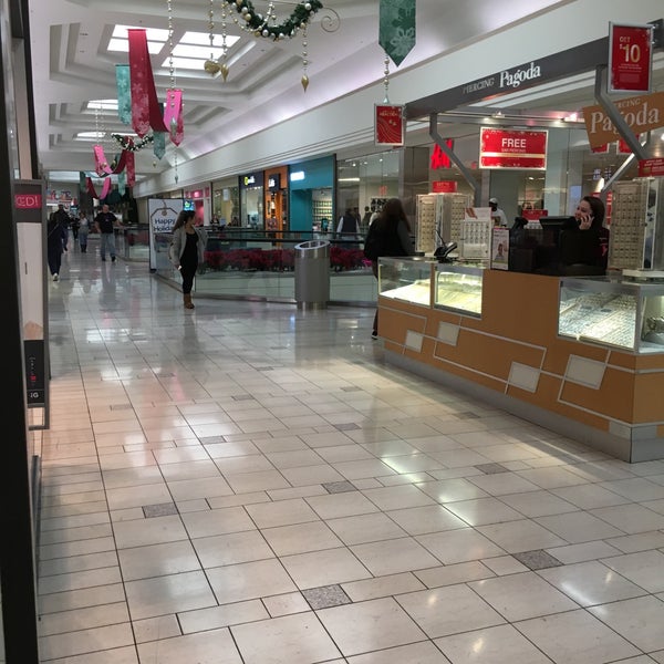 Das Foto wurde bei Sunvalley Shopping Center von Lena C. am 11/16/2016 aufgenommen