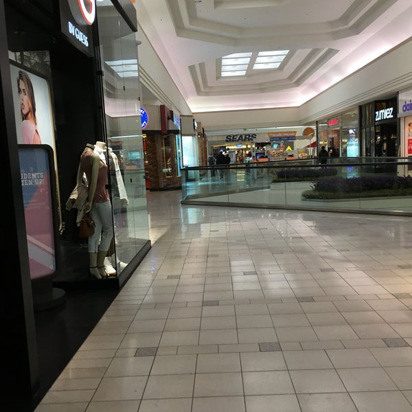 Das Foto wurde bei Sunvalley Shopping Center von Lena C. am 3/8/2017 aufgenommen