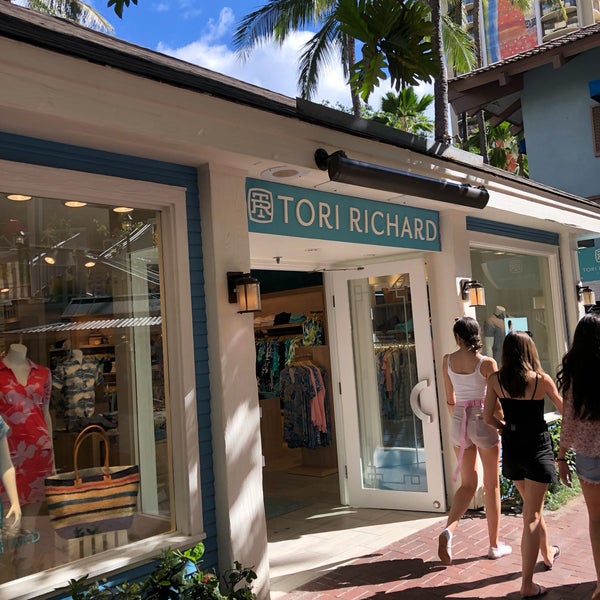 Honolulu, Hawaii - December 26, 2022: Tori Richard Hawaiian clothing store  at the Hilton Hawaiian Village Stock Photo - Alamy