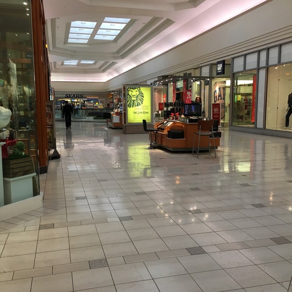 Das Foto wurde bei Sunvalley Shopping Center von Lena C. am 1/19/2017 aufgenommen