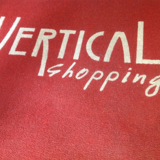Photo taken at Shopping Vertical by Leandro P. on 11/28/2012