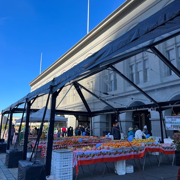 รูปภาพถ่ายที่ Ferry Plaza Farmers Market โดย Rhea เมื่อ 1/22/2023