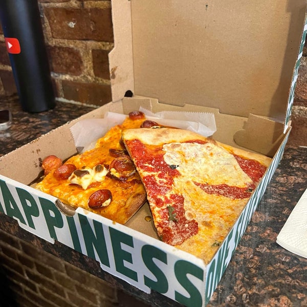 5/4/2024 tarihinde Rheaziyaretçi tarafından Prince Street Pizza'de çekilen fotoğraf