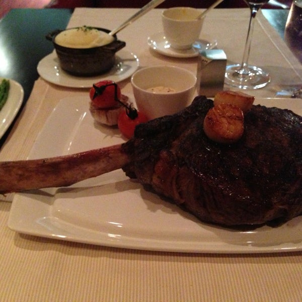รูปภาพถ่ายที่ New York Steakhouse โดย Chuck B. เมื่อ 4/18/2013
