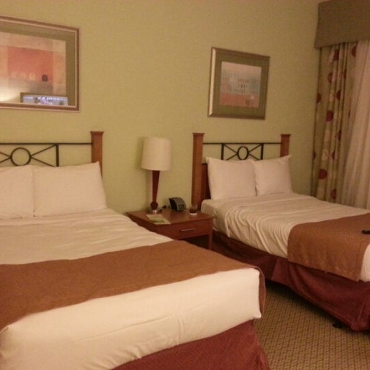 Foto diambil di Verdanza Hotel, a member of Summit Hotels &amp; Resorts oleh Victor M M. pada 1/14/2013