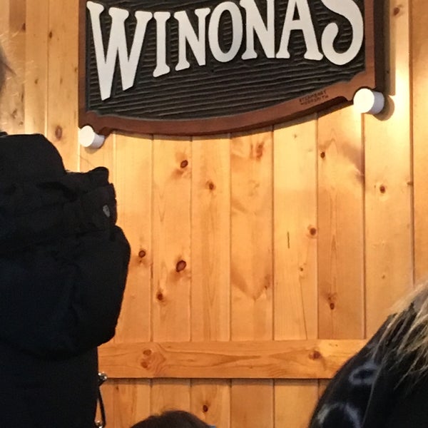 Foto diambil di Winona&#39;s Restaurant oleh Ellena pada 11/26/2016