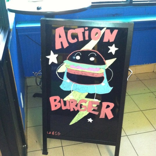 Das Foto wurde bei Action Burger von Mario L. am 10/13/2012 aufgenommen