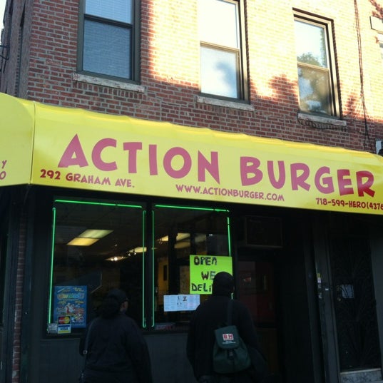 รูปภาพถ่ายที่ Action Burger โดย Mario L. เมื่อ 10/13/2012