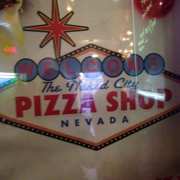 Foto tirada no(a) Naked City Pizza Shop por Debbie em 3/21/2014