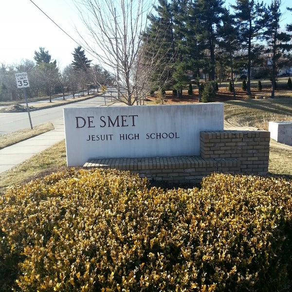 รูปภาพถ่ายที่ De Smet Jesuit High School โดย Perez M. เมื่อ 2/21/2014