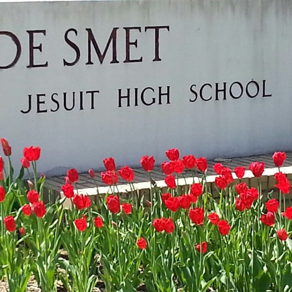 รูปภาพถ่ายที่ De Smet Jesuit High School โดย Perez M. เมื่อ 4/30/2013