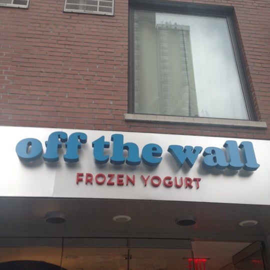 Photo taken at Off The Wall Frozen Yogurt by Lisa G. on 10/31/2012