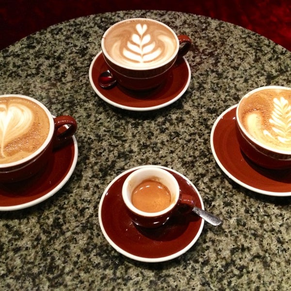 1/3/2013 tarihinde Ian M.ziyaretçi tarafından Eternity Coffee Roasters'de çekilen fotoğraf