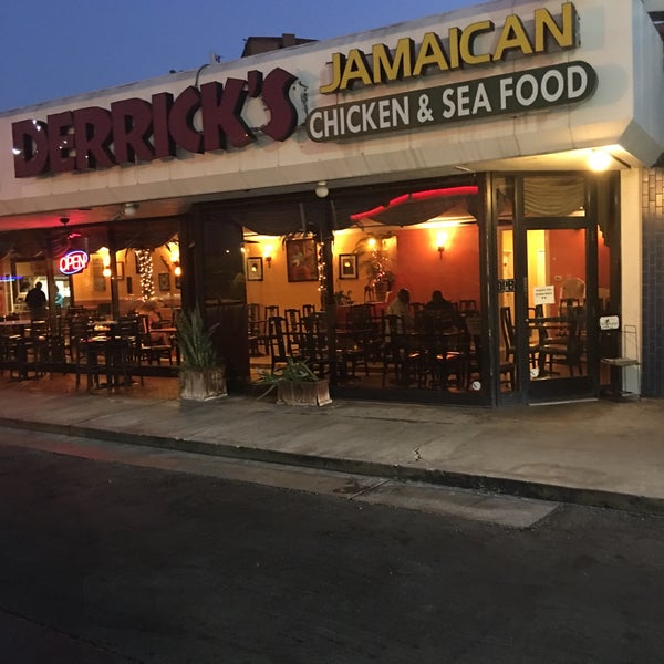 Foto diambil di Derrick&#39;s Jamaican Restaurant oleh Mark W. pada 5/2/2016
