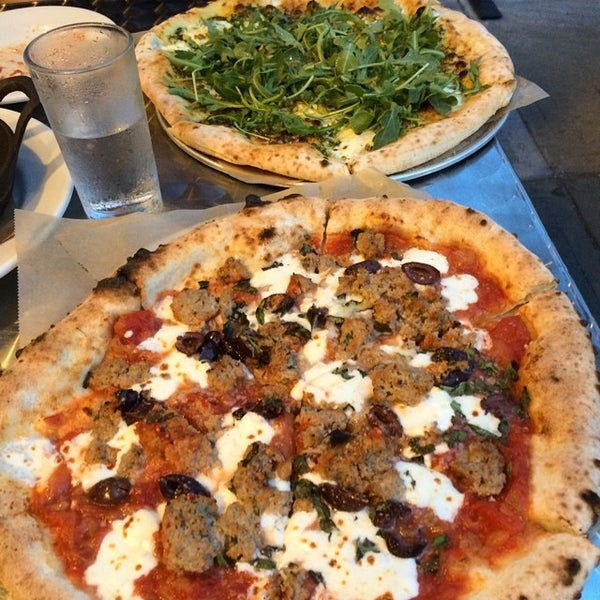 7/4/2014 tarihinde Cat L.ziyaretçi tarafından Pizza Barbone'de çekilen fotoğraf