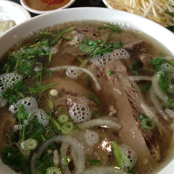 รูปภาพถ่ายที่ Pho Hoa Restaurant โดย Cat L. เมื่อ 9/1/2013