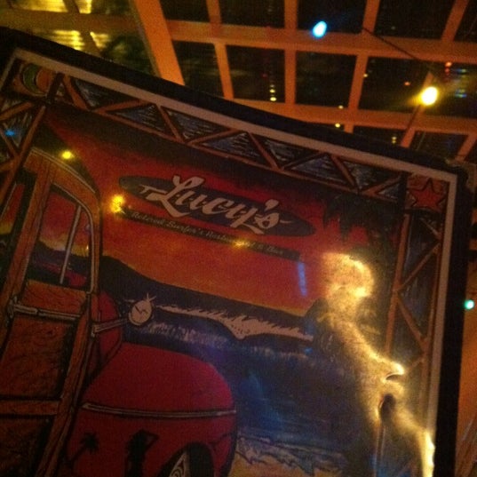 Foto tomada en Lucy&#39;s Retired Surfers Bar &amp; Restaurant  por Mateo P. el 9/29/2012